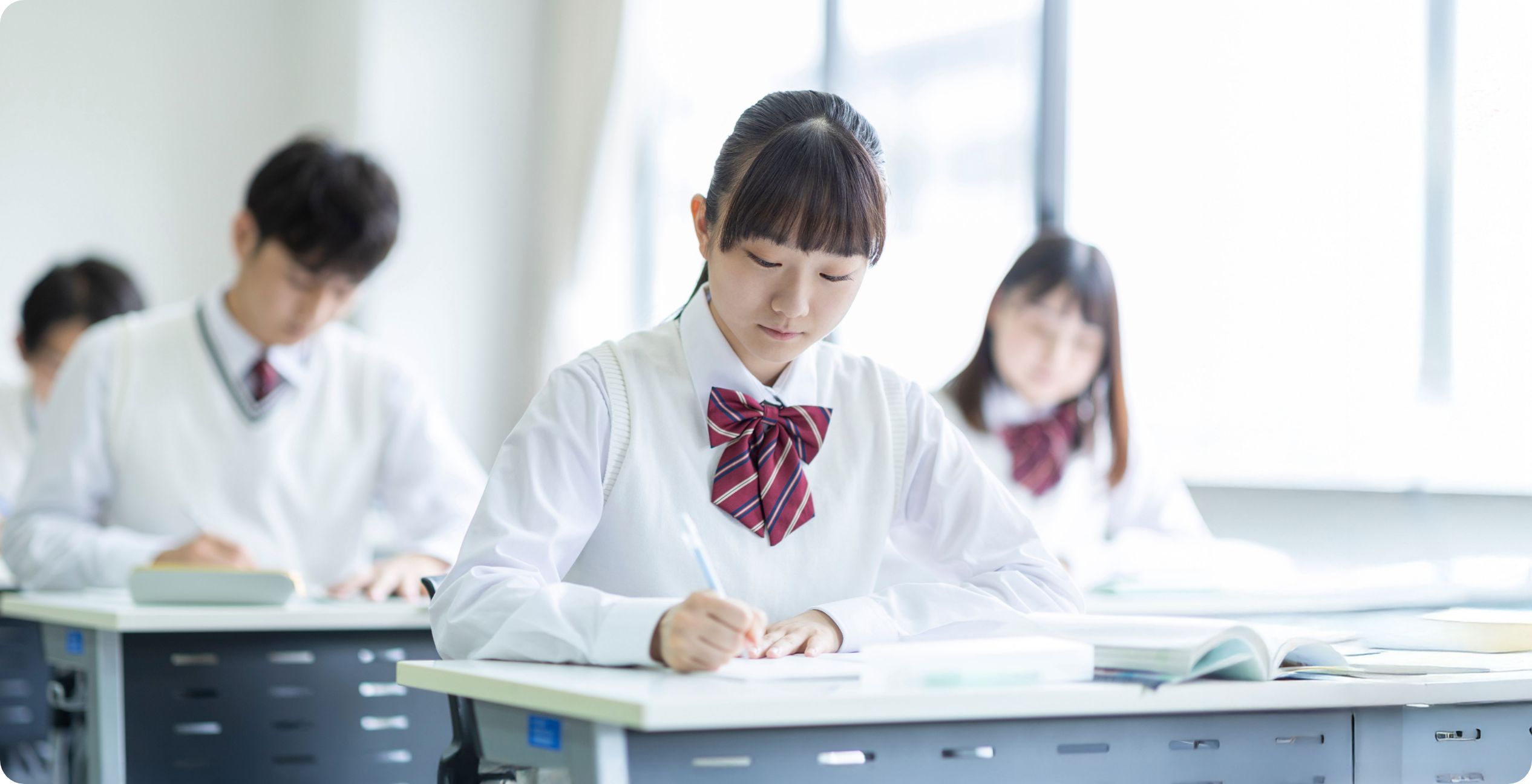 自習室で勉強する学生